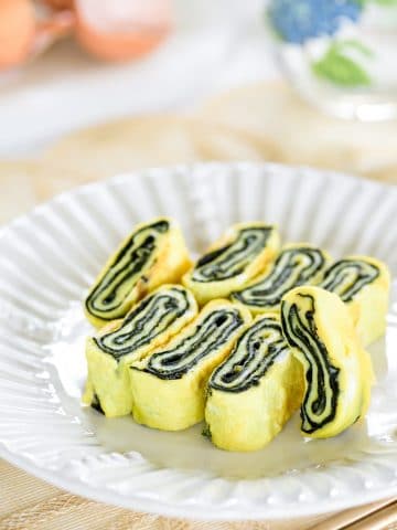 Korean rolled omelette with seaweed sheet