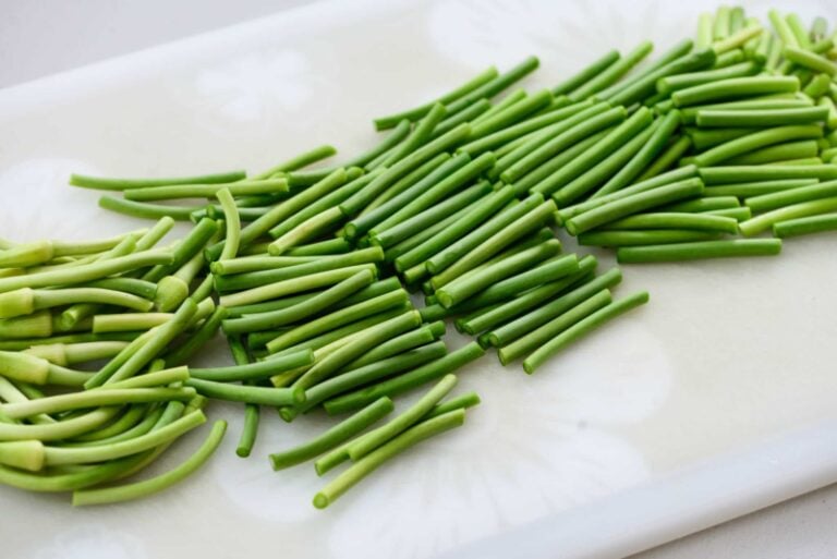 DSC6343 e1655225630652 768x513 - Maneuljjong Muchim (Spicy Garlic Scapes)