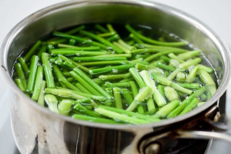 DSC6350 e1655225701925 768x513 - Maneuljjong Muchim (Spicy Garlic Scapes)