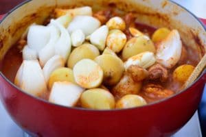 Braising chicken with potatoes and onion