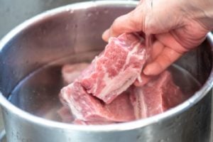 Cleaning beef short ribs