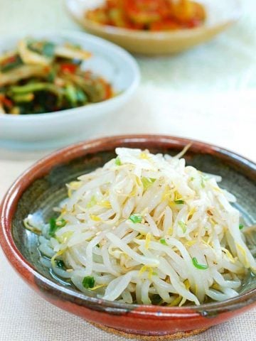 Sukju namul (seasoned bean sprouts)