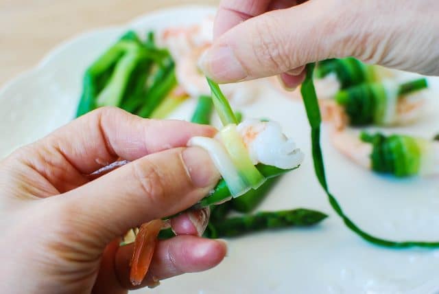 DSC 0956 640x428 - Saewu Ganghwe (Green Onion Tied Shrimp and Asparagus)