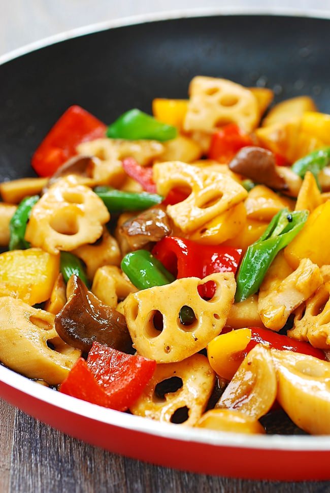 DSC 1863 e1490673876363 - Stir-fried Lotus Root with Peppers and Mushrooms