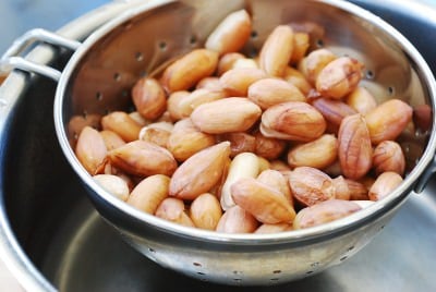 Ddangkkong jorim (Soy braised peanuts)