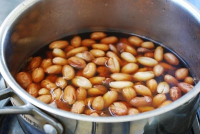 Ddangkkong jorim (Soy braised peanuts)