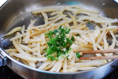 DSC 1937 e1507260299526 - Doraji Namul (Sautéed Bellflower Roots)