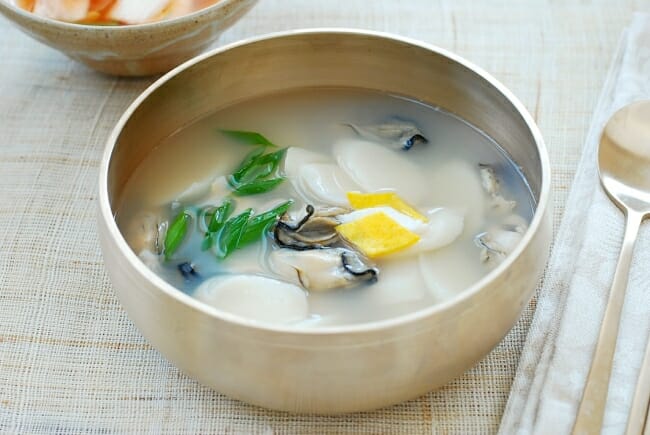 DSC 2679 1 e1515472519373 - Gul Tteokguk  (Oyster Rice Cake Soup)