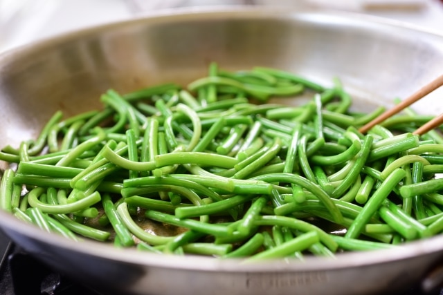 DSC 3864 640x427 - Stir-fried Garlic Scapes (Maneuljjong Bokkeum)