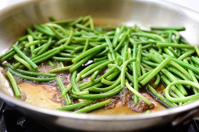 DSC 3866 640x427 - Stir-fried Garlic Scapes (Maneuljjong Bokkeum)