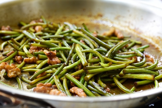 DSC 3870 640x427 - Stir-fried Garlic Scapes (Maneuljjong Bokkeum)