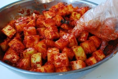 kkakdugi 2B7 e1480272016757 - Kkakdugi (Cubed Radish Kimchi)