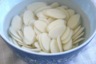 tteokguk tteok e1483307570581 - Tteokguk (Korean Rice Cake Soup)